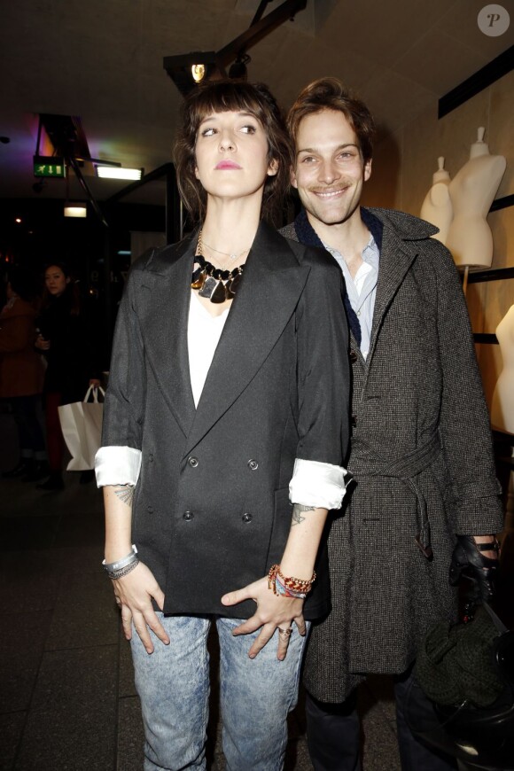 Daphné Bürki et l'acteur Andy Gillet lors de la soirée de lancement de la collection Maison Martin Margiela pour H&M dans la boutique H&M des Champs-Élysées. Paris, le 14 novembre 2012.