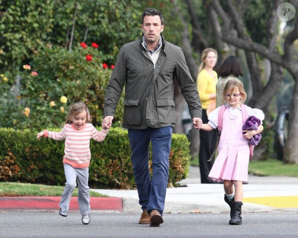 Ben Affleck et ses filles Seraphina et Violet à Los Angeles le 15 novembre 2012.