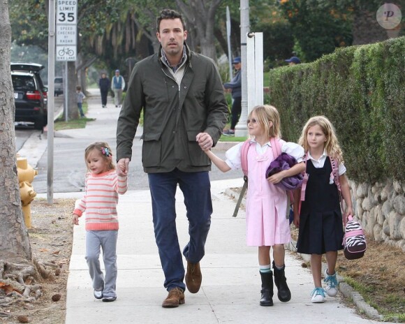 Ben Affleck avec ses filles Seraphina et Violet à Los Angeles le 15 novembre 2012.