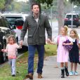 Ben Affleck et ses filles Seraphina et Violet à Los Angeles le 15 novembre 2012.