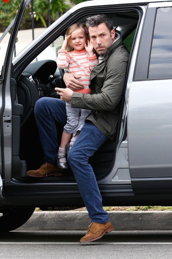 Ben Affleck avec sa petite Seraphina en voiture à Los Angeles le 15 novembre 2012.