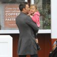 Ben Affleck porte sa fille Seraphina à Los Angeles le 15 novembre 2012.