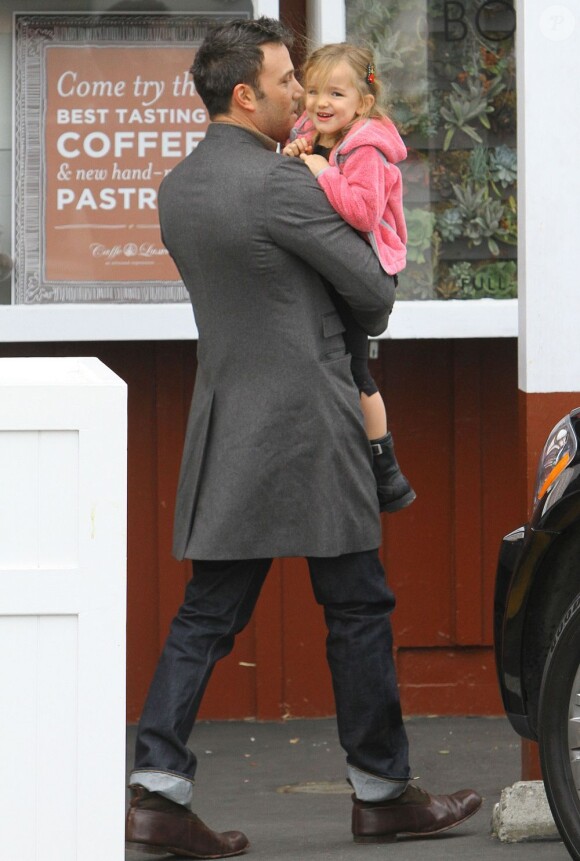 Ben Affleck porte sa fille Seraphina à Los Angeles le 15 novembre 2012.