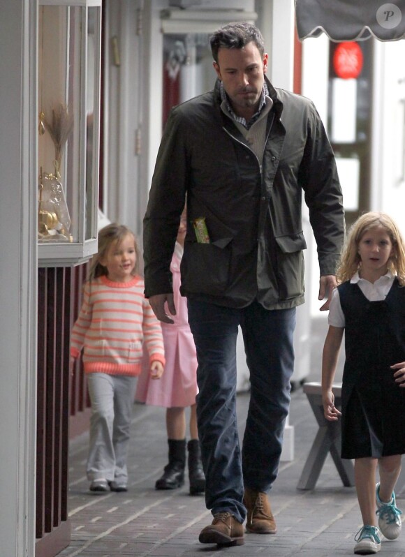 Ben Affleck entouré de ses filles Seraphina et Violet à Los Angeles le 15 novembre 2012.