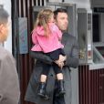 Ben Affleck porte son adorable fille Seraphina à Los Angeles le 15 novembre 2012.