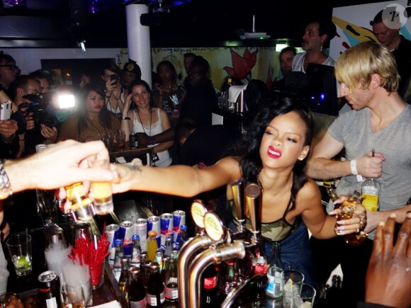 Après son concert, Rihanna passe derrière le bar pour ses fans, à Stockholm lors de son "777 Tour", le 16 novembre 2012.
