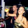Après son concert, Rihanna joue la barman sexy pour ses fans, à Stockholm lors de son "777 Tour", le 16 novembre 2012.