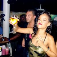 Rihanna, très sexy, joue les barmans à Stockholm pour son 777 Tour