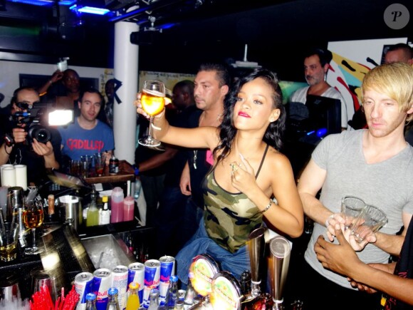 Après son concert, Rihanna joue la barman sexy pour ses fans, à Stockholm lors de son "777 Tour", le 16 novembre 2012.
