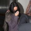 Demi Moore se cachant des photographes en arrivant a l'aéroport de Los Angeles, le 17 novembre 2012.