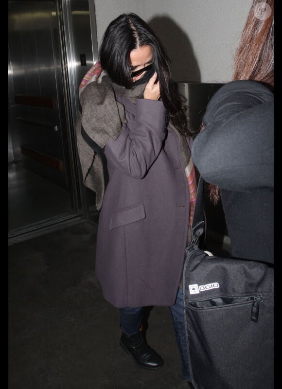 Demi Moore se cache des photographes en arrivant a l'aéroport de Los Angeles, le 17 novembre 2012.