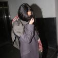 Souhaitant rester discrète, Demi Moore se cache des photographes en arrivant a l'aéroport de Los Angeles, le 17 novembre 2012.