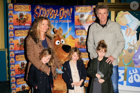 Denis Brogniart accompagné de son épouse Hortense et leurs filles Violette, Blanche et Lili lors de l'avant-première de Scooby Doo 2 aux Folies Bergères à Paris le 18 novembre 2012