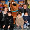 Francis Perrin, son épouse Gersende, et leurs trois enfants lors de l'avant-première de Scooby Doo 2 aux Folies Bergère à Paris le 18 novembre 2012