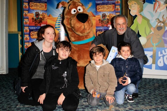 Francis Perrin, son épouse Gersende, et leurs trois enfants lors de l'avant-première de Scooby Doo 2 aux Folies Bergère à Paris le 18 novembre 2012