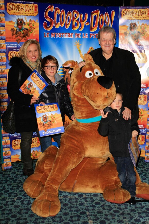 Guy Carlier et sa femme Joséphine accompagnés de leur fils Antoine et du fils de Joséphine lors de l'avant-première de Scooby doo 2 aux Folies Bergère à Paris le 18 novembre 2012