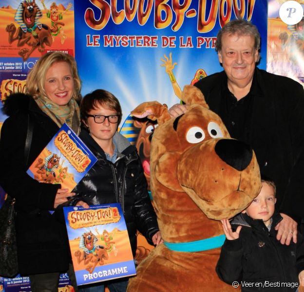 Guy Carlier et sa femme Joséphine accompagnés de leur fils Antoine et du fils de Joséphine lors de l'avant-première de Scooby doo 2 aux Folies Bergère à Paris le 18 novembre 2012