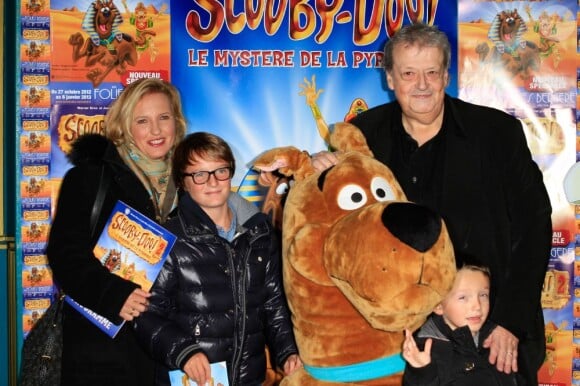 Guy Carlier et sa femme Joséphine accompagnés de leurs enfants lors de l'avant-première de Scooby doo 2 aux Folies Bergère à Paris le 18 novembre 2012