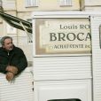 Victor Lanoux sur le tournage de la série  Louis la Brocante , le 10 février 2005.