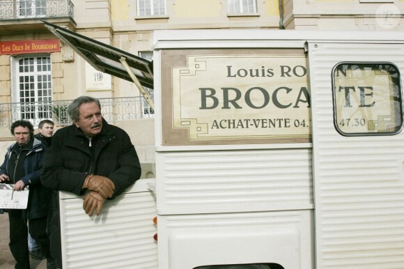 Victor Lanoux sur le tournage de la série Louis la Brocante, le 10 février 2005.