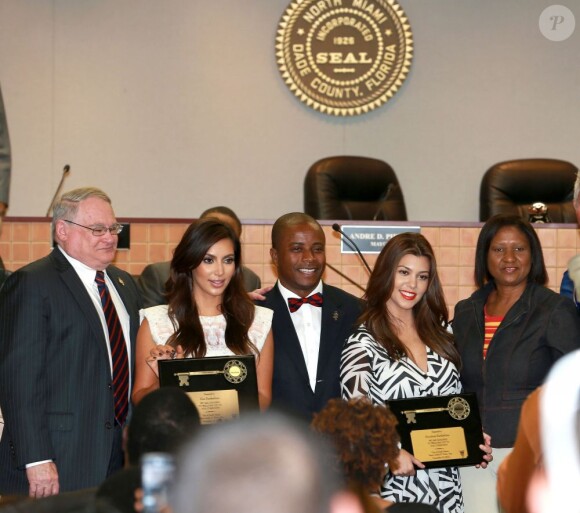 Kim et Kourtney Kardashian distinguées par la ville de Miami le 19 novembre 2012