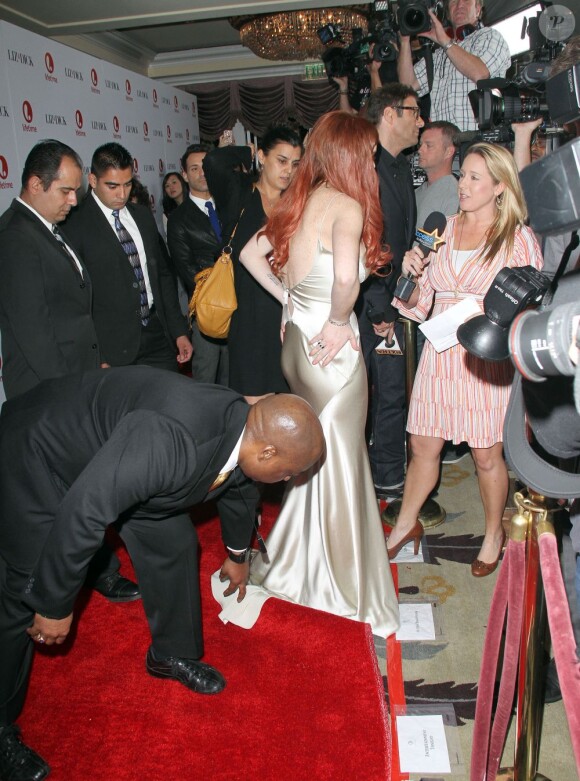 Lindsay Lohan répond à la presse à l'avant-première du téléfilm Liz & Dick à Beverly Hills, le 20 novembre 2012.