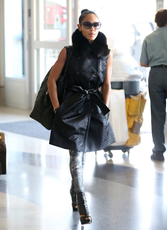Jada Pinkett Smith dans l'aéroport de Los Angeles direction Hawaï le 19 novembre 2012.