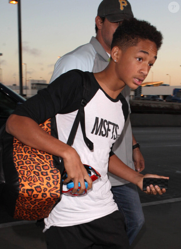 Jaden Smith arrive à l'aéroport de Los Angeles direction Hawaï le 19 novembre 2012.