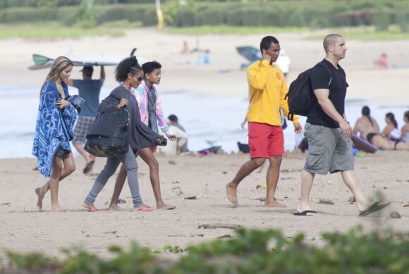 Jada Pinkett Smith avec ses enfanst Willow et Jaden en vacances à Hawai le 20 novembre 2012.