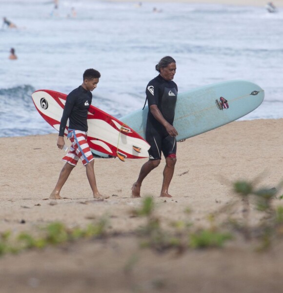 Jaden Smith va faire du surf en vacances à Hawai le 20 novembre 2012.