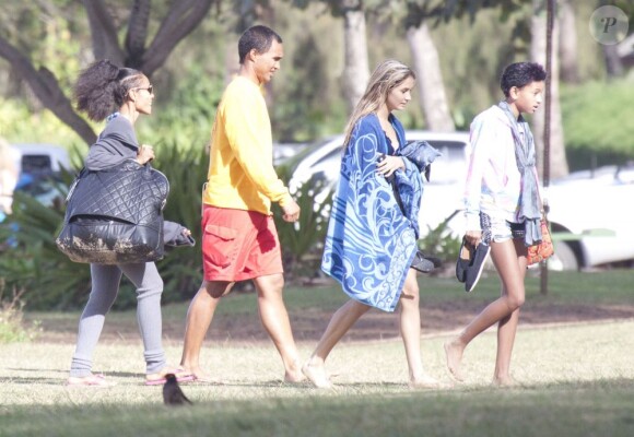 Jada Pinkett Smith avec Willow et Jaden en vacances à Hawai le 20 novembre 2012.