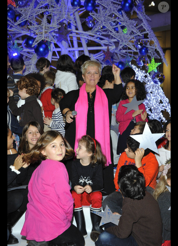 Mimie Mathy a lancé les illuminations de Noel au Forum des Halles à Paris le 21 novembre 2012.