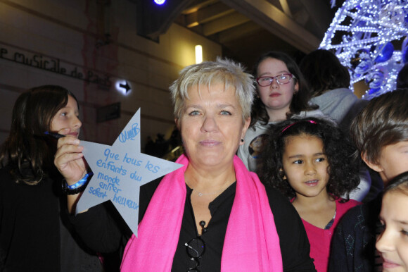 Mimie Mathy a inauguré les illuminations de Noel dans le Forum des Halles à Paris le 21 novembre 2012.