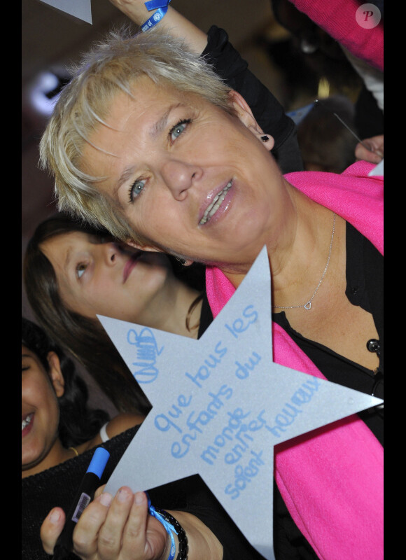 Mimie Mathy a inauguré avec les enfants les illuminations de Noel au Forum des Halles à Paris le 21 novembre 2012.