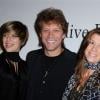 Jon Bon Jovi aux côtés de sa fille Stephanie et sa femme Dorothea, le 30 janvier 2010.