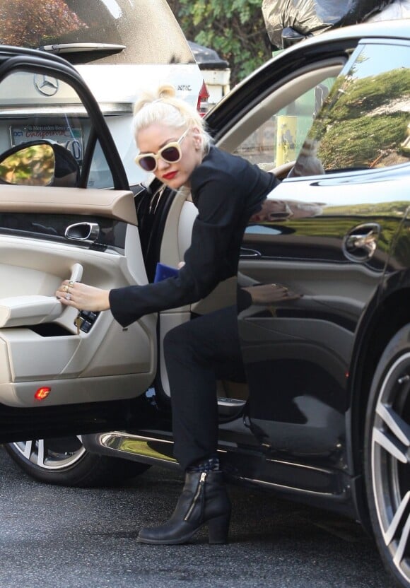 Gwen Stefani à la descente de sa Porsche Panamera. Beverly Hills, le 21 novembre 2012.