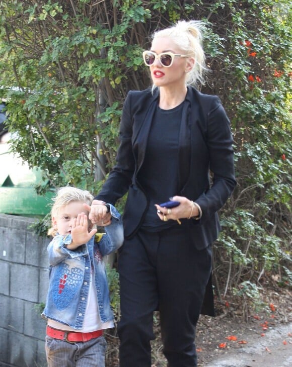 Gwen Stefani et son fils Zuma qui ne veut pas être pris en photo, dans les rues de Beverly Hills. Le 21 novembre 2012.