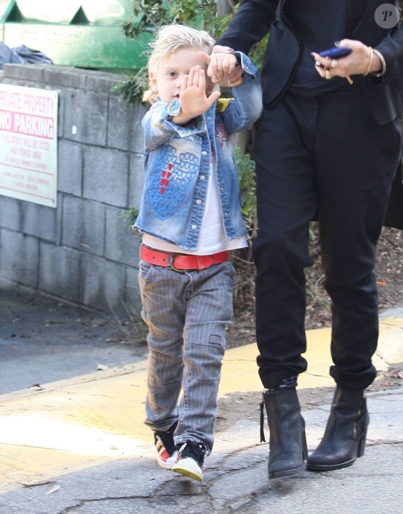 Zuma, le fils de Gwen Stefani, manifeste son désir de ne pas être pris en photo lors d'une sortie avec sa mère dans les rues de Beverly Hills, le 21 novembre 2012.