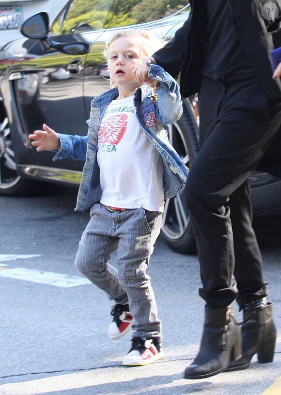 Gwen Stefani tient son fils Zuma par la main dans les rues de Beverly Hills, le 21 novembre 2012.