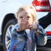 Zuma, le fils de Gwen Stefani, manifeste son désir de ne pas être pris en photo lors d'une sortie avec sa mère dans les rues de Beverly Hills, le 21 novembre 2012.