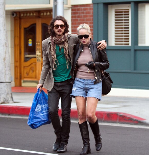Sharon Stone et son petit ami argentin Martin Mica sont de sortie à Beverly Hills. Le 21 novembre 2012.