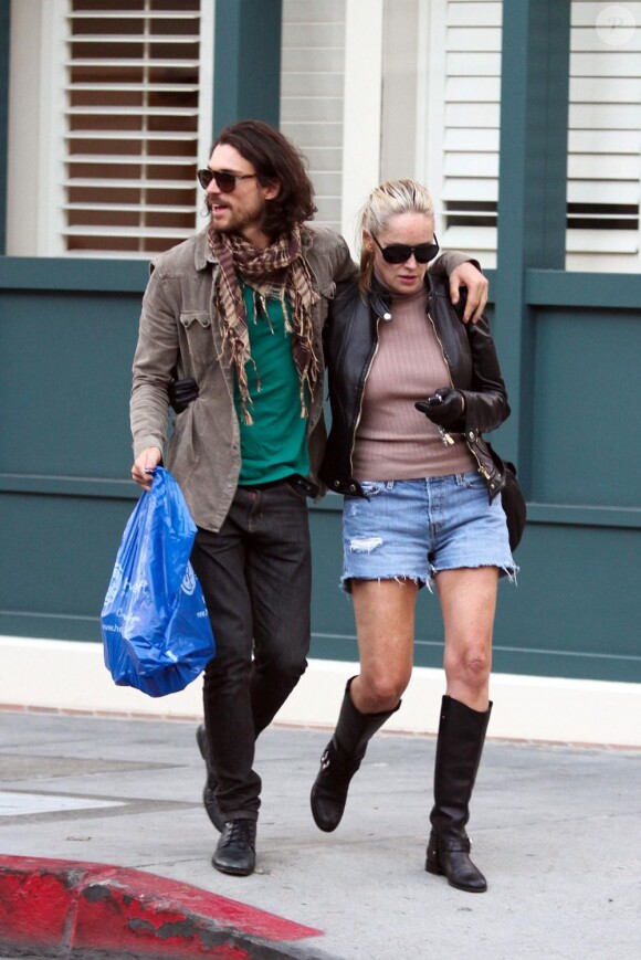 Sharon Stone et son petit ami argentin et mannequin Martin Mica à Beverly Hills. Le 21 novembre 2012.