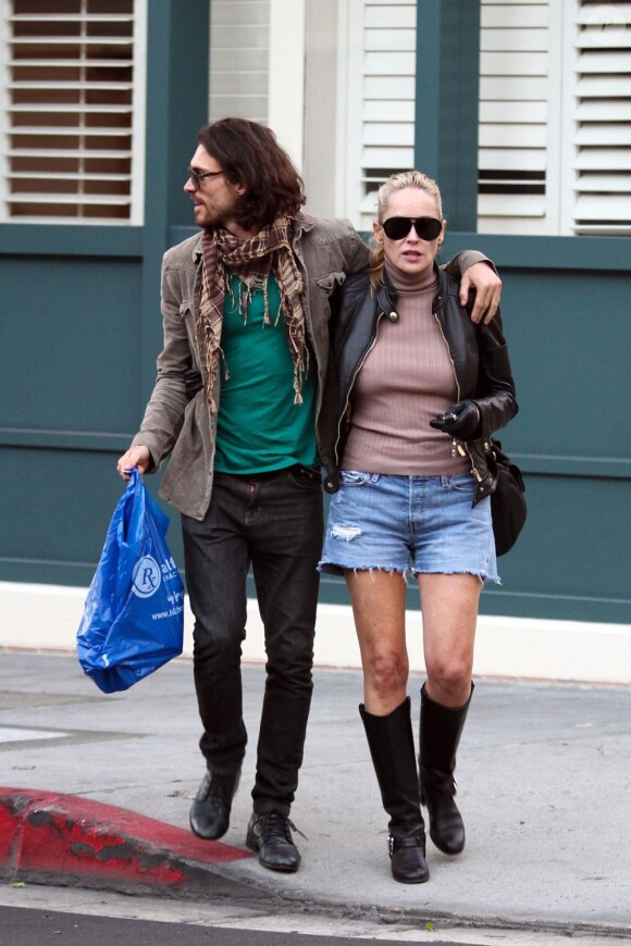 Sharon Stone et son petit ami argentin Martin Mica à Beverly Hills. Le 21 novembre 2012.