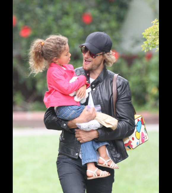 Gabriel Aubry et sa fille, l'adorable Nahla qui lui fait une grimace, à la sortie de l'école, le 24 avril 2012 à Los Angeles.