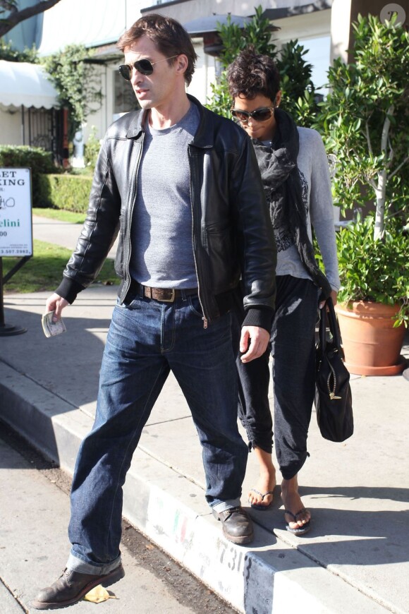 Halle Berry et son fiancé Olivier Martinez ont assisté à la fête de Thanksgiving où se trouvait l'ex compagnon de l'actrice, Gabriel Aubry. Photo prise le 21 novembre 2012 à Los Angeles.