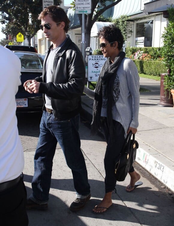 Halle Berry et l'acteur Olivier Martinez ont assisté à la fête de Thanksgiving où se trouvait l'ex compagnon de l'actrice, Gabriel Aubry. Photo prise le 21 novembre 2012 à Los Angeles.