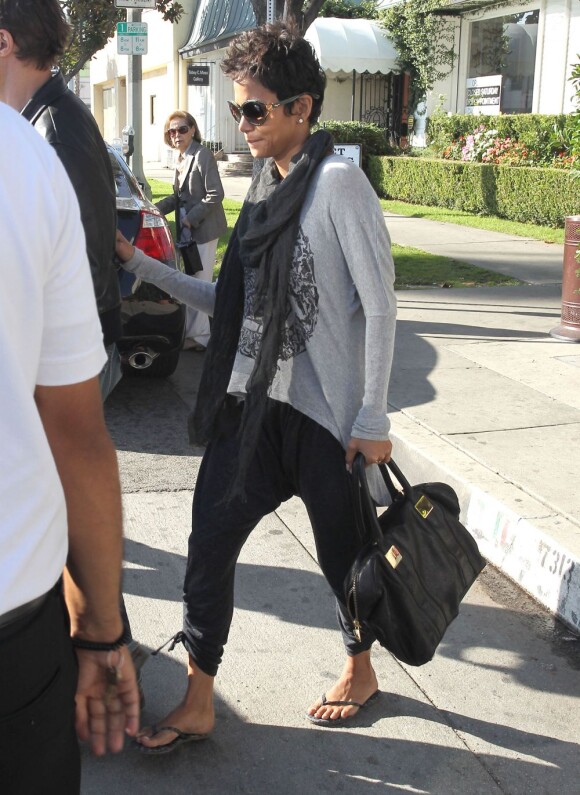Halle Berry et son fiancé Olivier Martinez ont assisté à la fête de Thanksgiving où se trouvait l'ex compagnon de l'actrice, Gabriel Aubry. Photo prise le 21 novembre 2012 à Los Angeles.