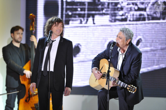 Cali et Enrico Macias lors de l'enregistrement de l'émission Vivement Dimanche le 21 novembre 2012 - diffusion sur France 2 le 25 novembre