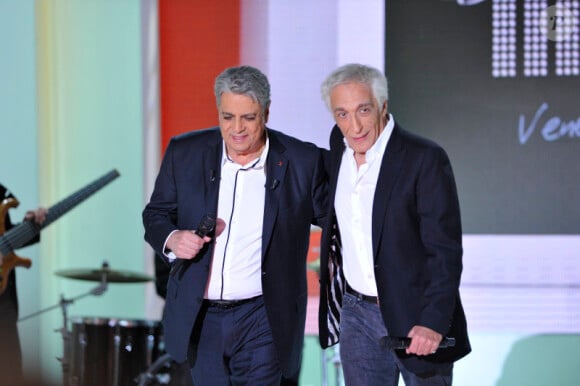 Enrico Macias et Gérard Darmon lors de l'enregistrement de l'émission Vivement Dimanche le 21 novembre 2012 - diffusion sur France 2 le 25 novembre