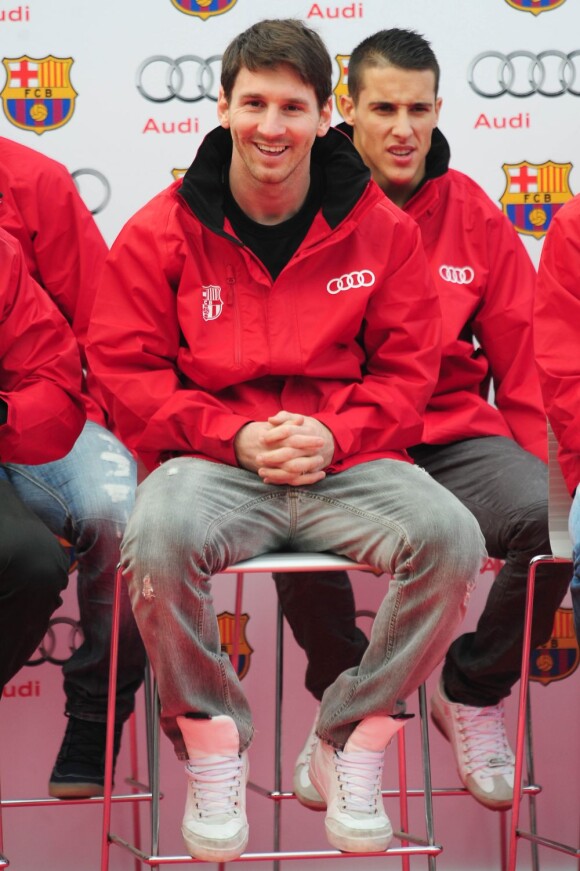 Lionel Messi, enchanté avant de recevoir sa voiture de fonction de chez Audi à Barcelone le 21 Novembre 2012